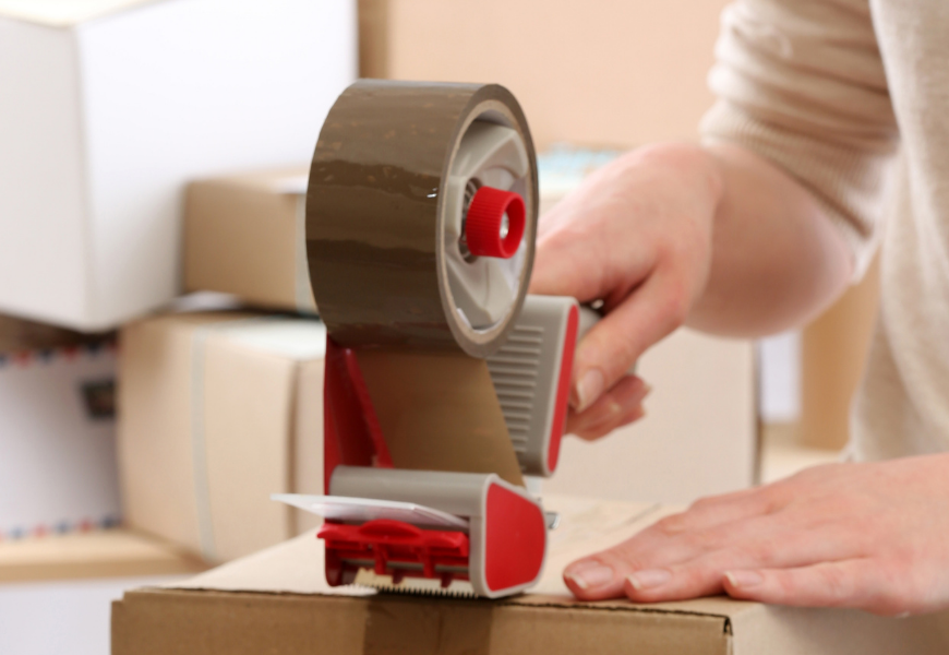 Taśma z logo – dlaczego skutecznie promuje przedsiębiorstwa?